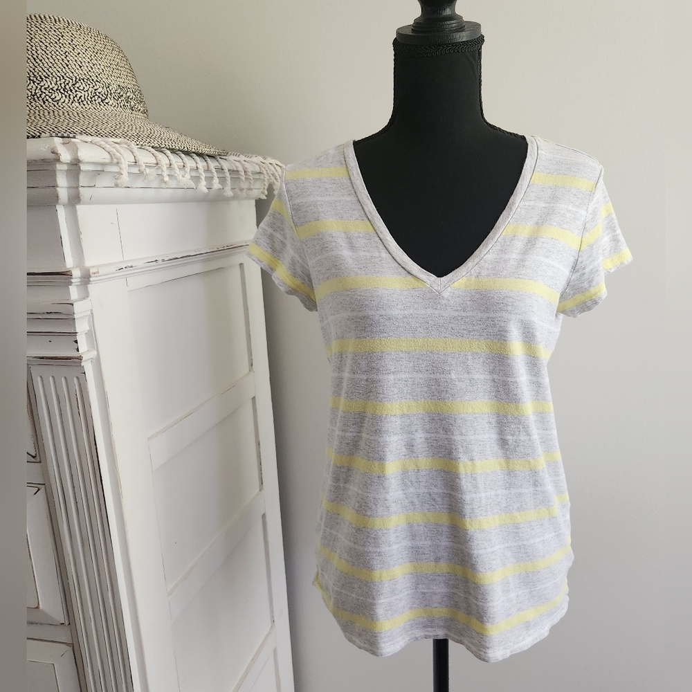 GAP THE ESSENTIAL V-NECK TEE